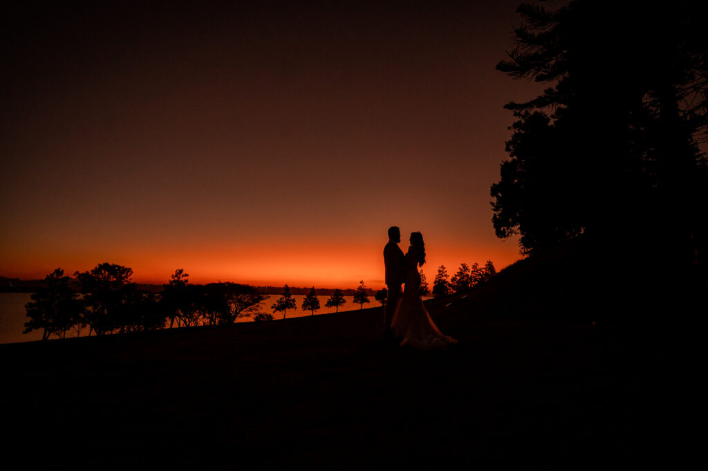 foto dos noivos no pôr do sol