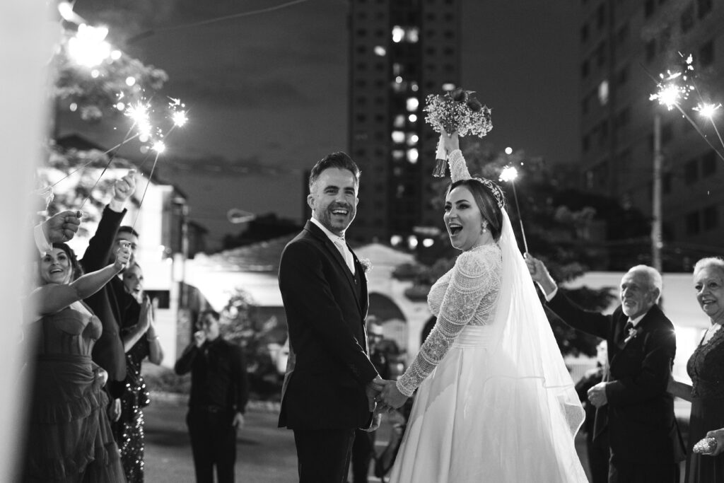 Noivos para foto no álbum de casamento